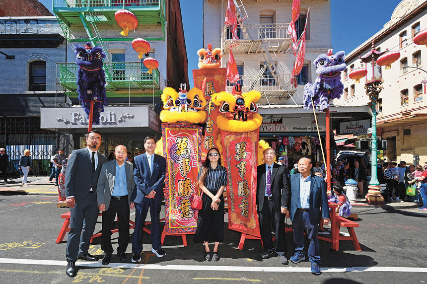 經文處組長、金山文教中心主任、梁忠孝總公所、梁忠孝實業公司首長在吉祥醒獅前合影。馬紅兵攝
