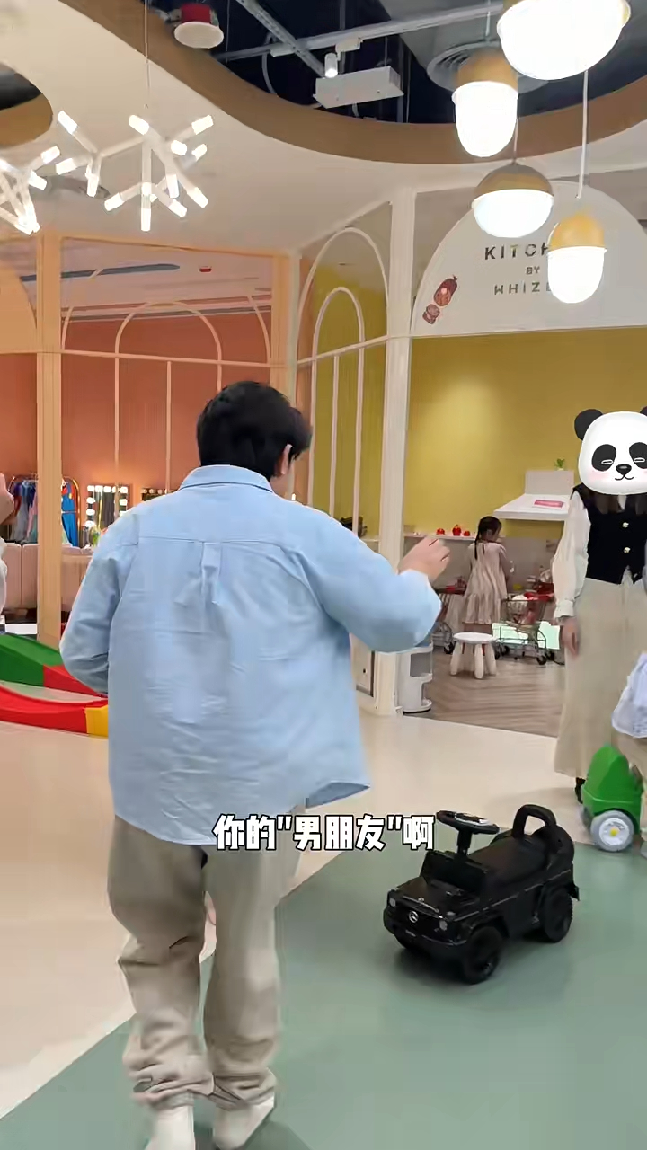 王祖藍主動上前與女兒的男朋友打招呼。