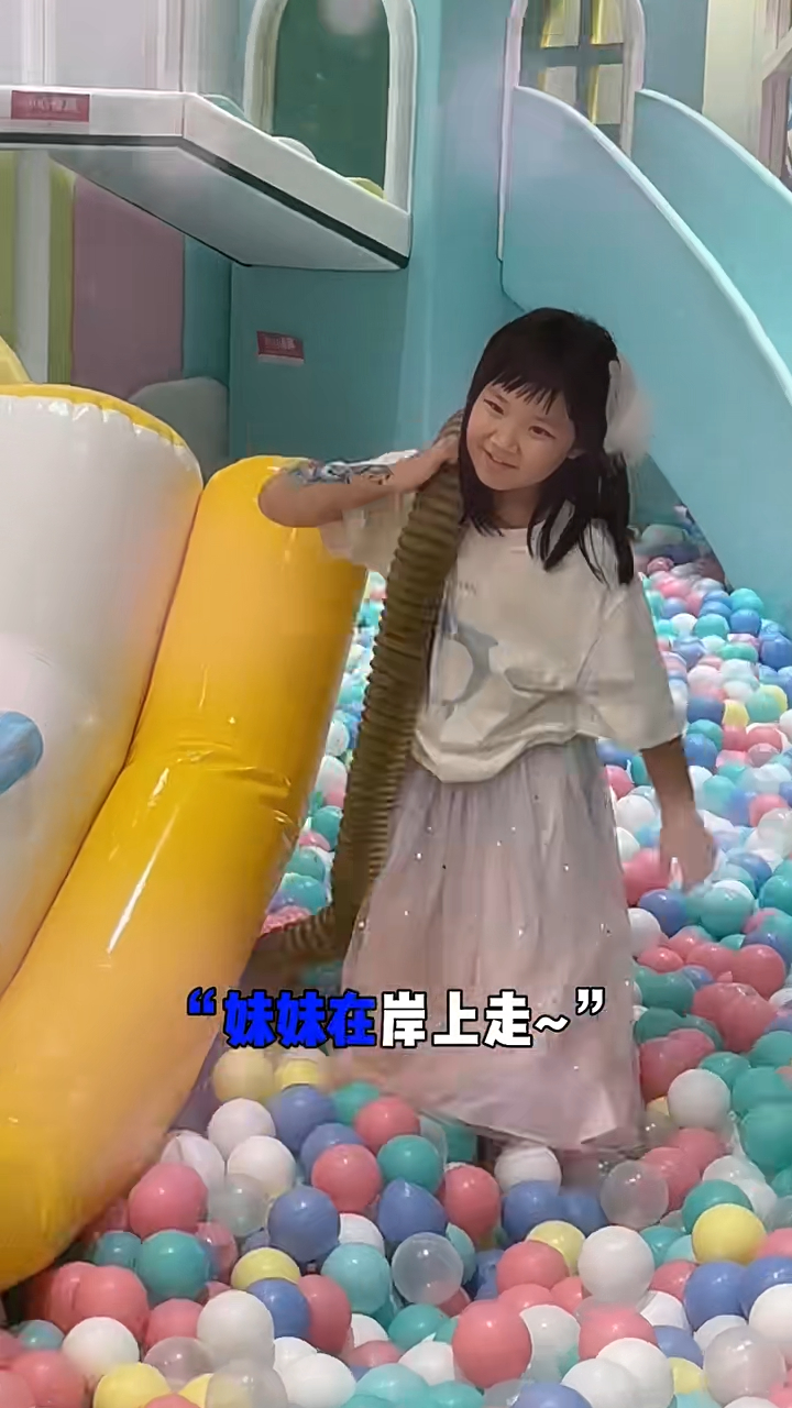 王祖藍目睹Gabby與男朋友在波波池玩耍。
