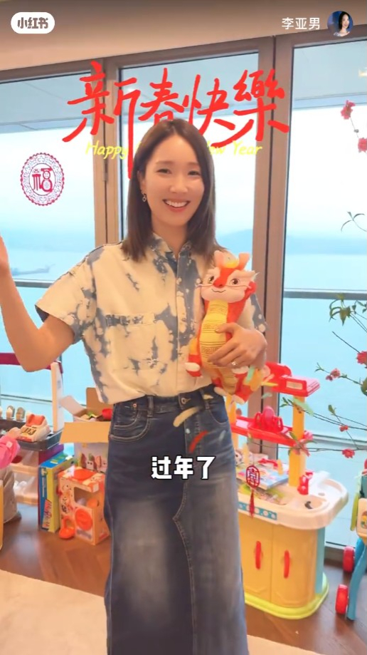 屋內可見不少玩具。