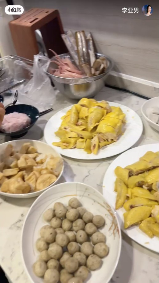 工作枱設計實用。