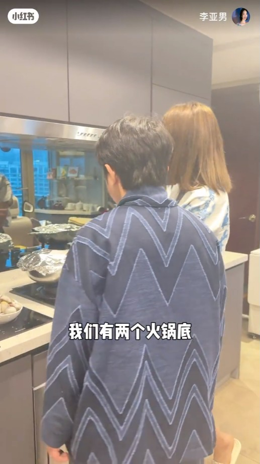 王祖藍與李亞男站在廚房也不覺狹窄。