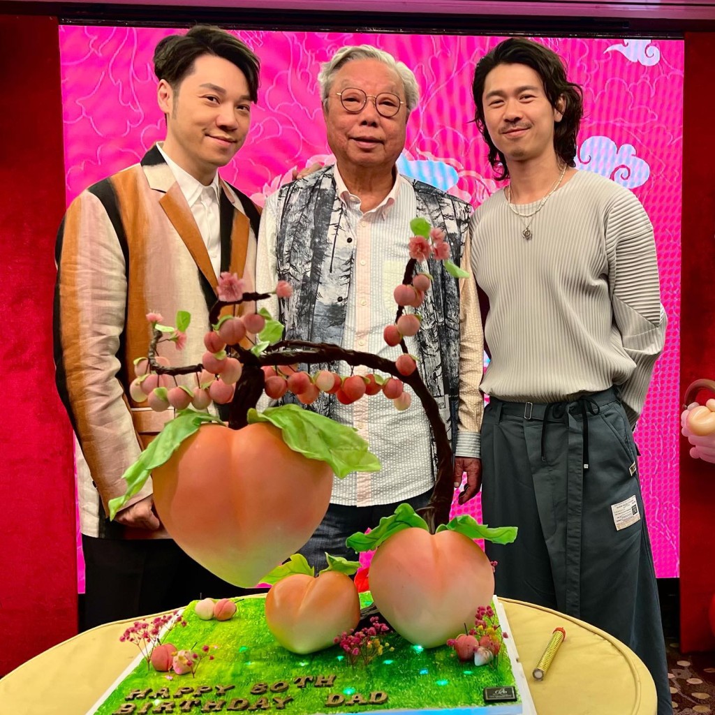 王賢誌與伴侶周思聰一同慶祝父親王忠桐的生日。