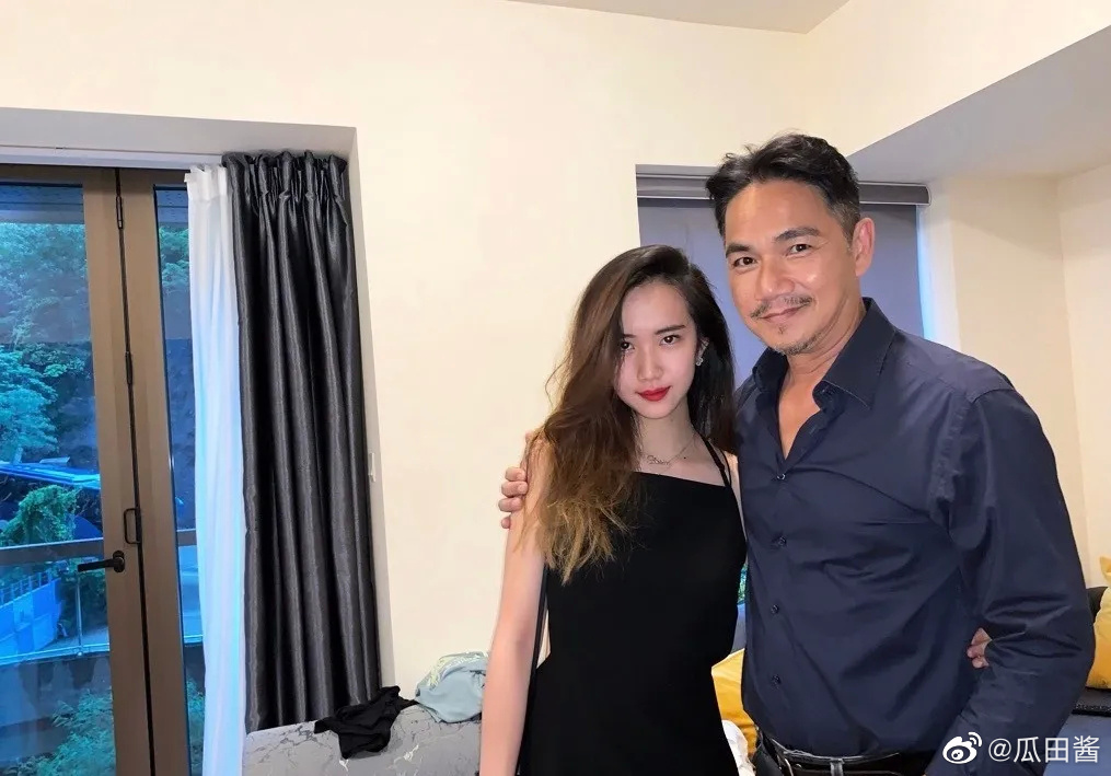 駱達華的女兒已亭亭玉立。