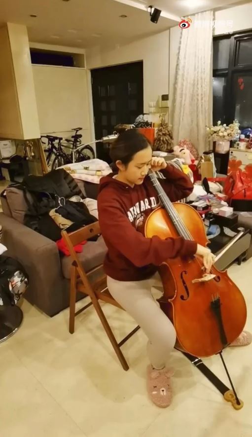 駱達華女兒還懂得拉奏大提琴。