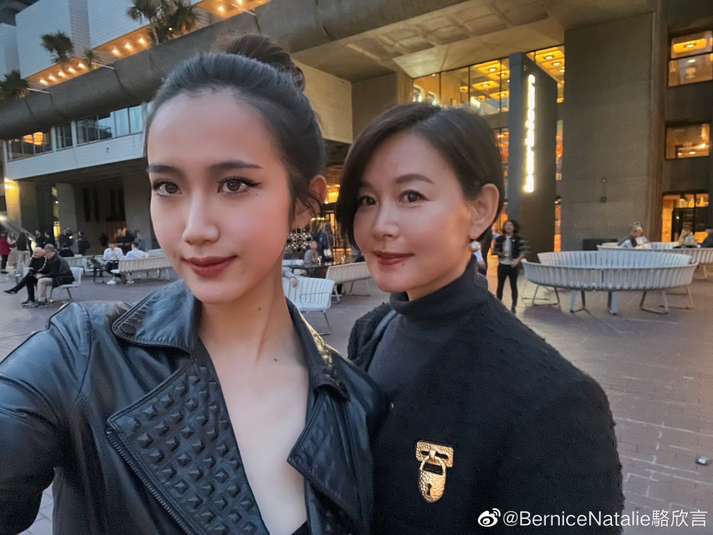 駱達華女兒在英國留學期間，有媽媽盧燕陪伴在側。