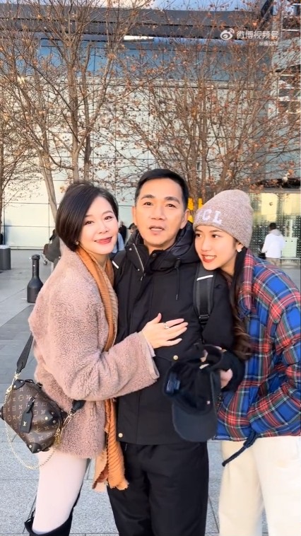 駱達華曾到英國探望妻子和女兒。