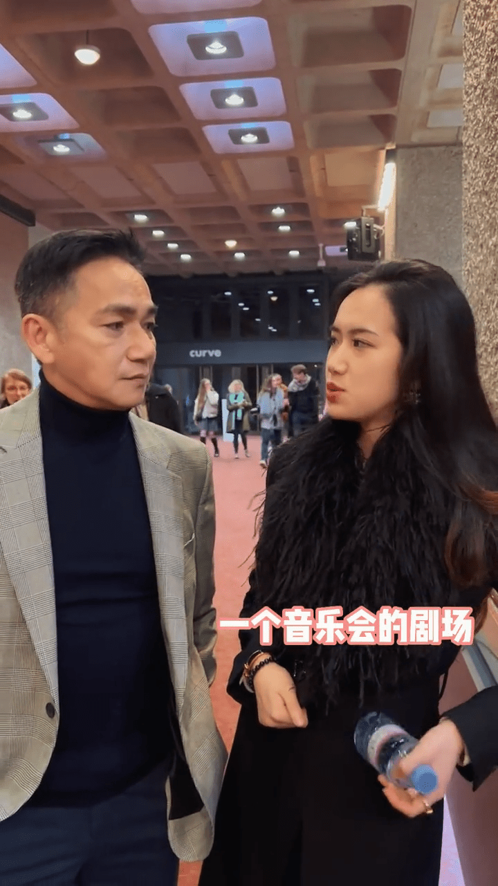 駱達華與家人一起去欣賞交響樂團的演出。
