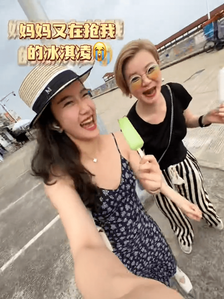 駱達華與妻女感情融洽。