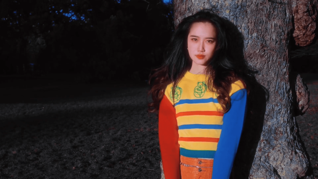 駱達華女兒加上濾鏡效果，甚有80年代女神的感覺。