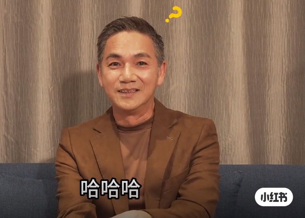 駱達華外型討好，在內地發展不俗，經常參與商演和酒吧登台。