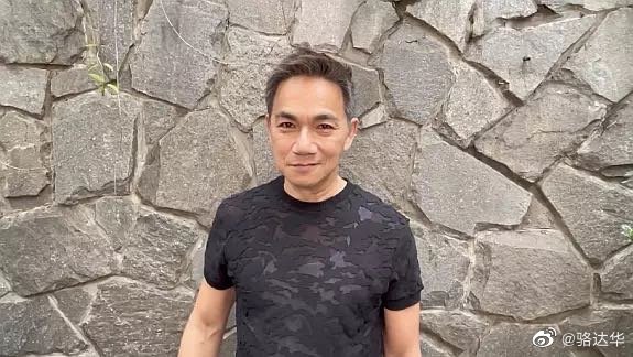 駱達華於2010年離開TVB，北上發展事業。