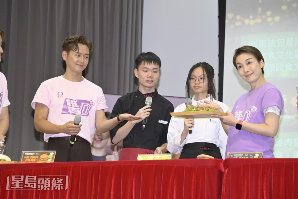三人一同品嚐由中學同學們親手炮製的特色美食。