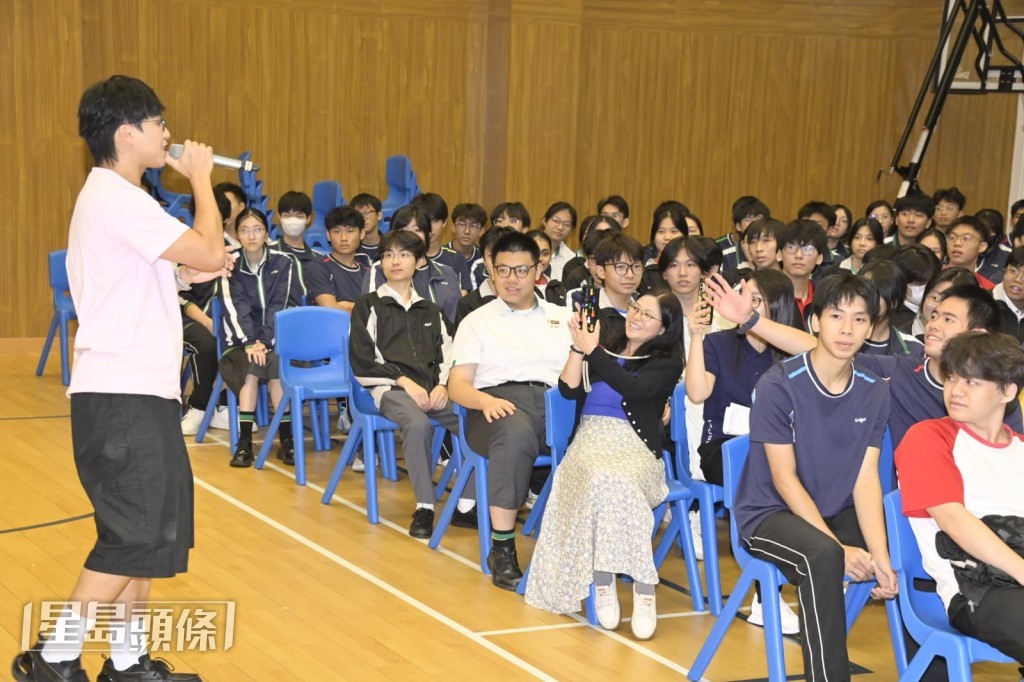 吳業坤即席為師生獻唱《陽光點的歌》。
