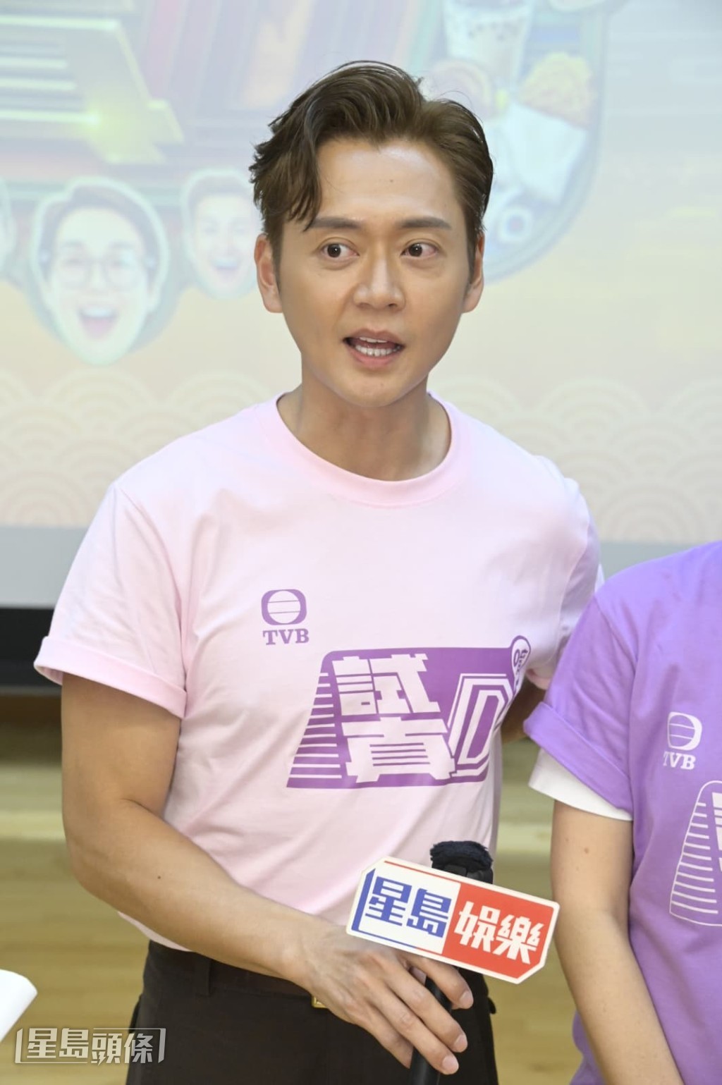 談及學生時代,張振朗自豪表示:「一睇就知我係出類拔萃嘅乖學生!」