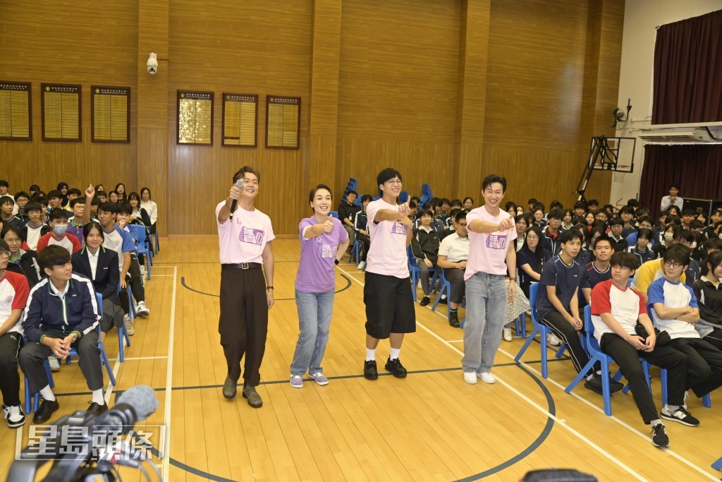 江美儀、張振朗及吳業坤與學生一同表演節目主題曲。