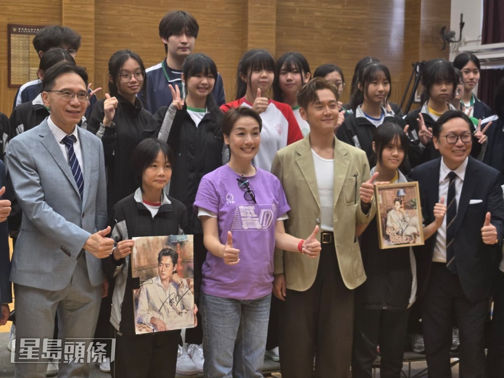 活動尾聲,江美儀、張振朗與學校師生拍攝大合照。