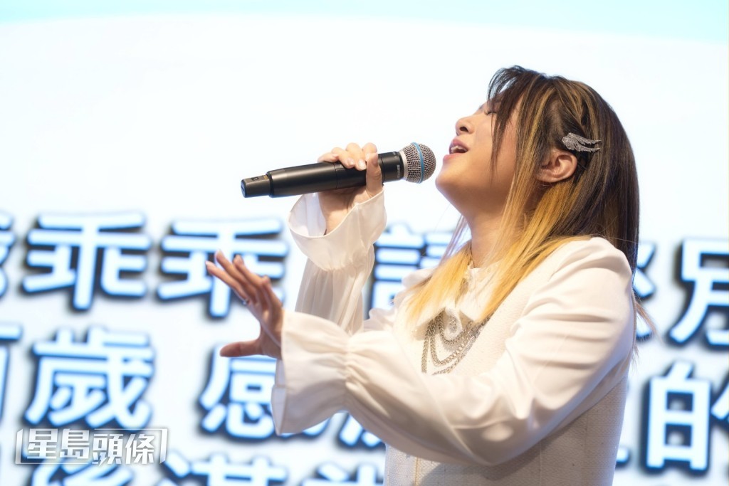 寵愛粉絲的芷盈在派對上獻唱多首歌曲。