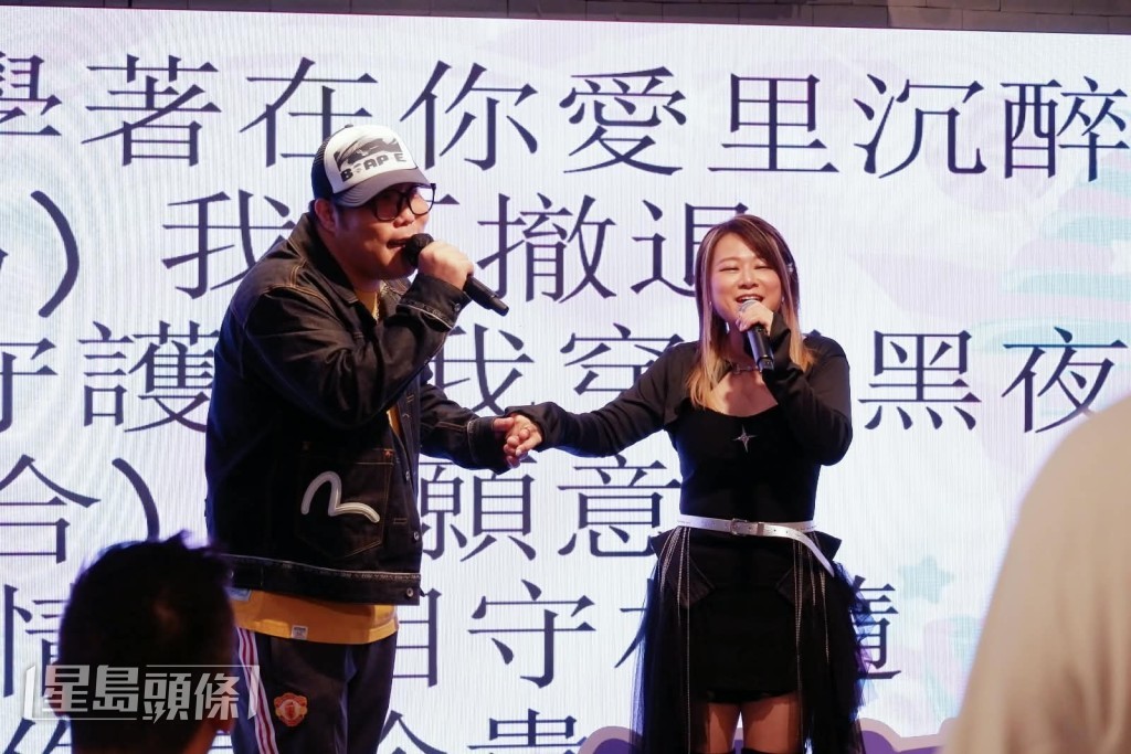 芷盈與嘉賓劉洋在派對上合唱。
