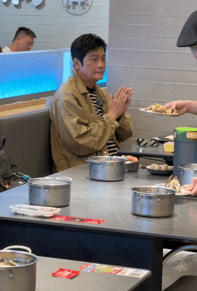 羅嘉良近日在內地被粉絲遇到並拍下影片。