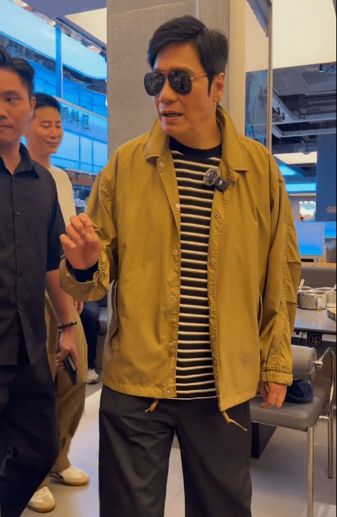 羅嘉良的手勢被指似蘭花手。