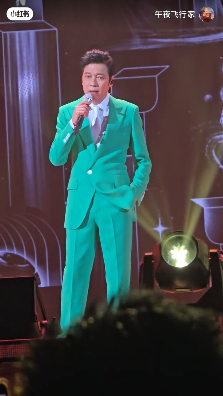 羅嘉良在演唱會上西裝骨骨,狀態甚佳。