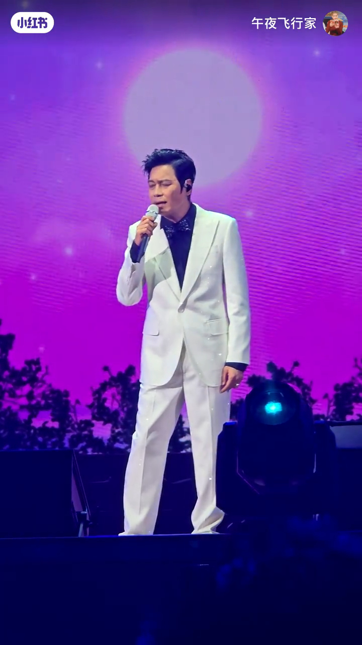 羅嘉良在演唱會獻唱多首經典金曲。