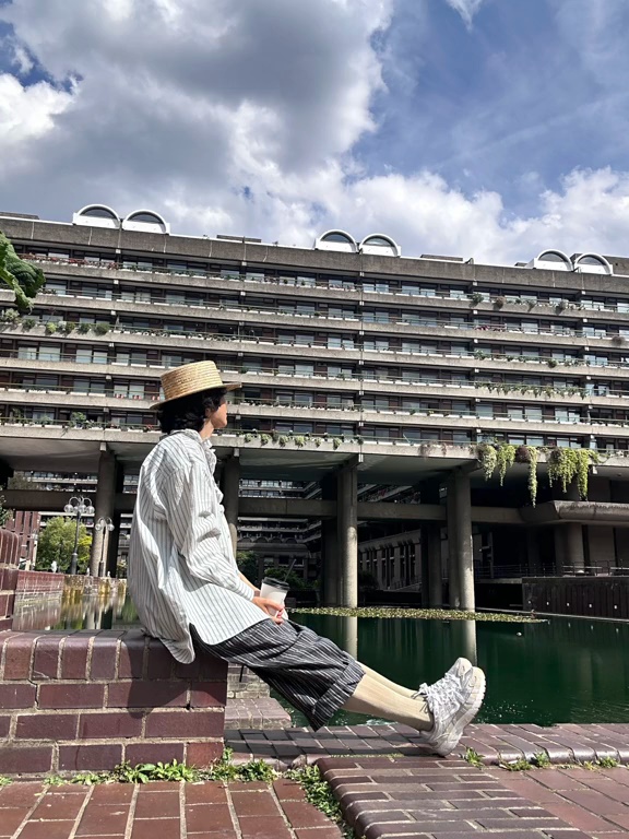 蘇岩分享的英國影片中,她常顯得心事重重。