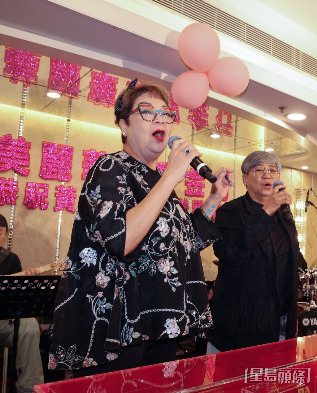肥媽與黑妹一同在金行晚宴上演出，帶動現場熱烈氣氛。