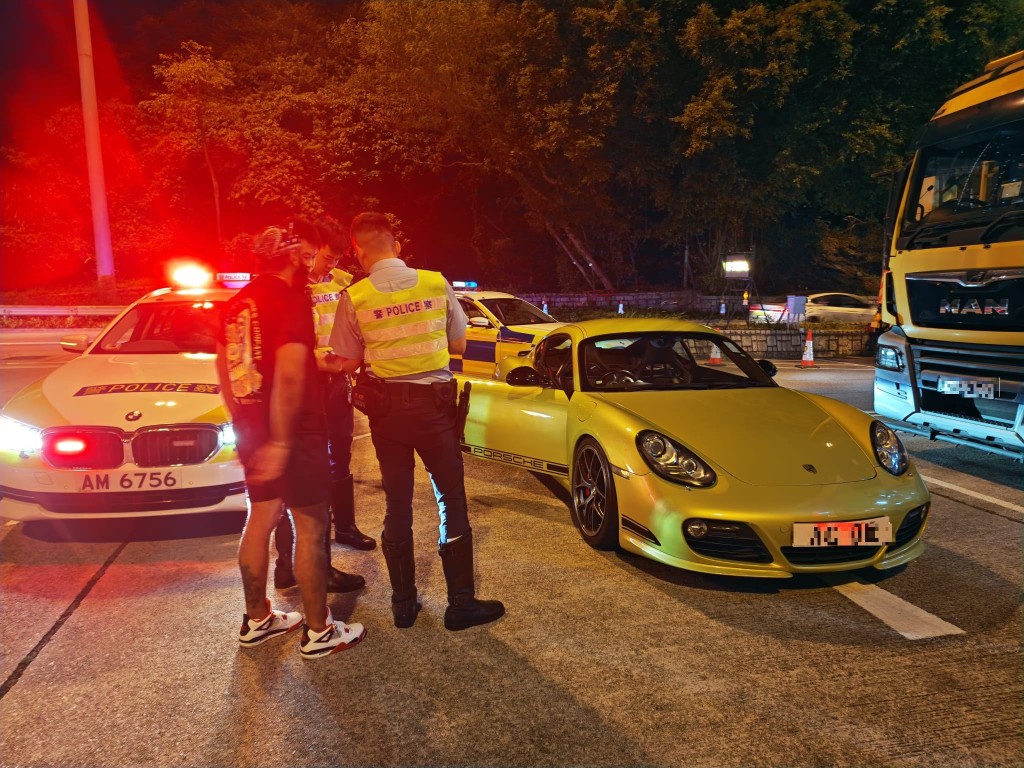 東九龍警打擊危險駕駛 觀塘繞道拘兩男 揭車速達160公里