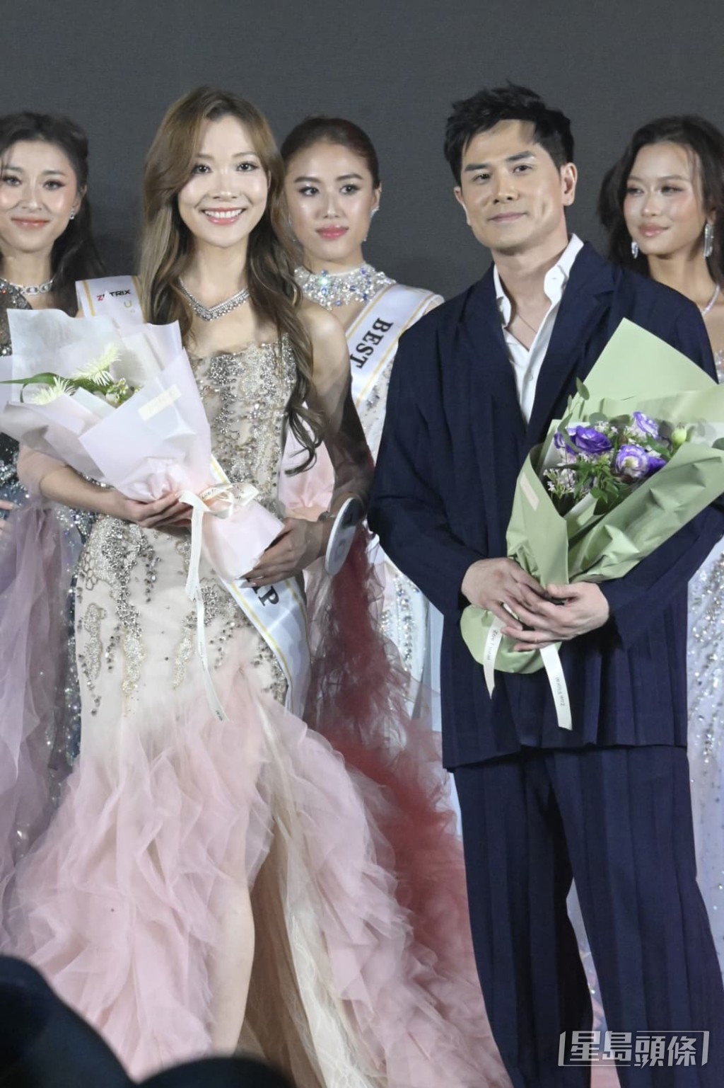 伍允龍負責頒發「友誼小姐」獎項予10號佳麗。