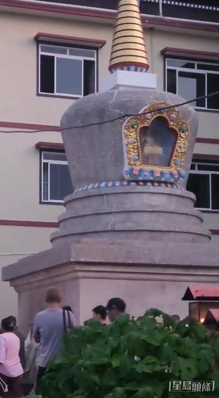 李泳漢被指作風孤僻,與其他善信不合群,繞佛塔時更被指走錯方向。