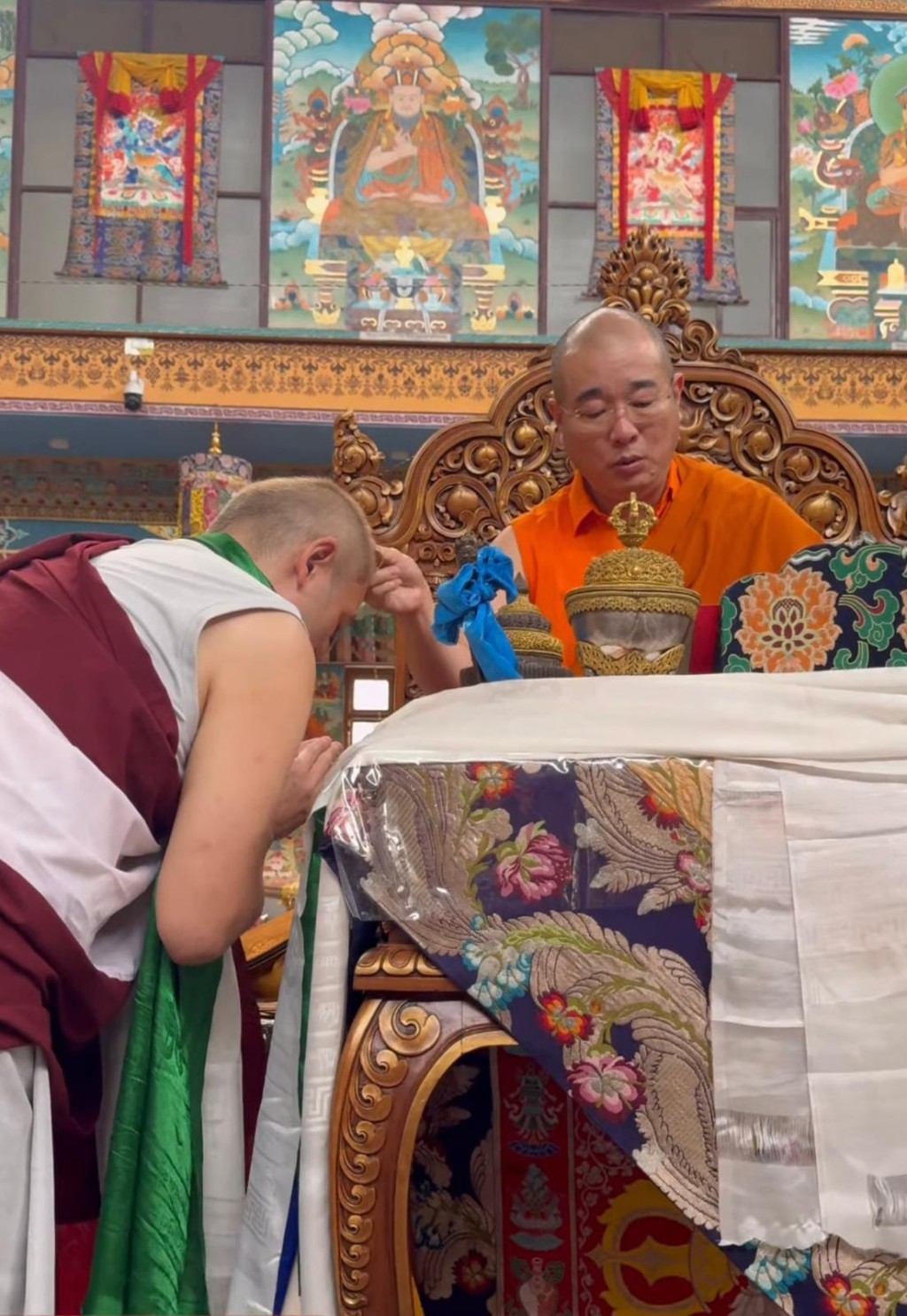 李泳漢與一眾參加者在寺內專心聽法。