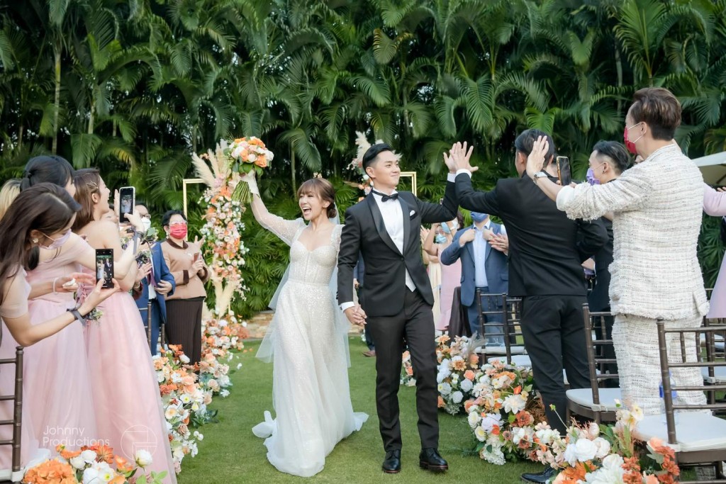 鄭俊弘與何雁詩於2020年結婚。
