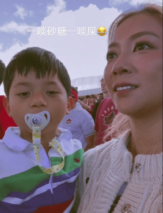 何雁詩在溫哥華陪伴兒子時,分享兩母子互動片段,並寫上「一啖砂糖一啖屎」。