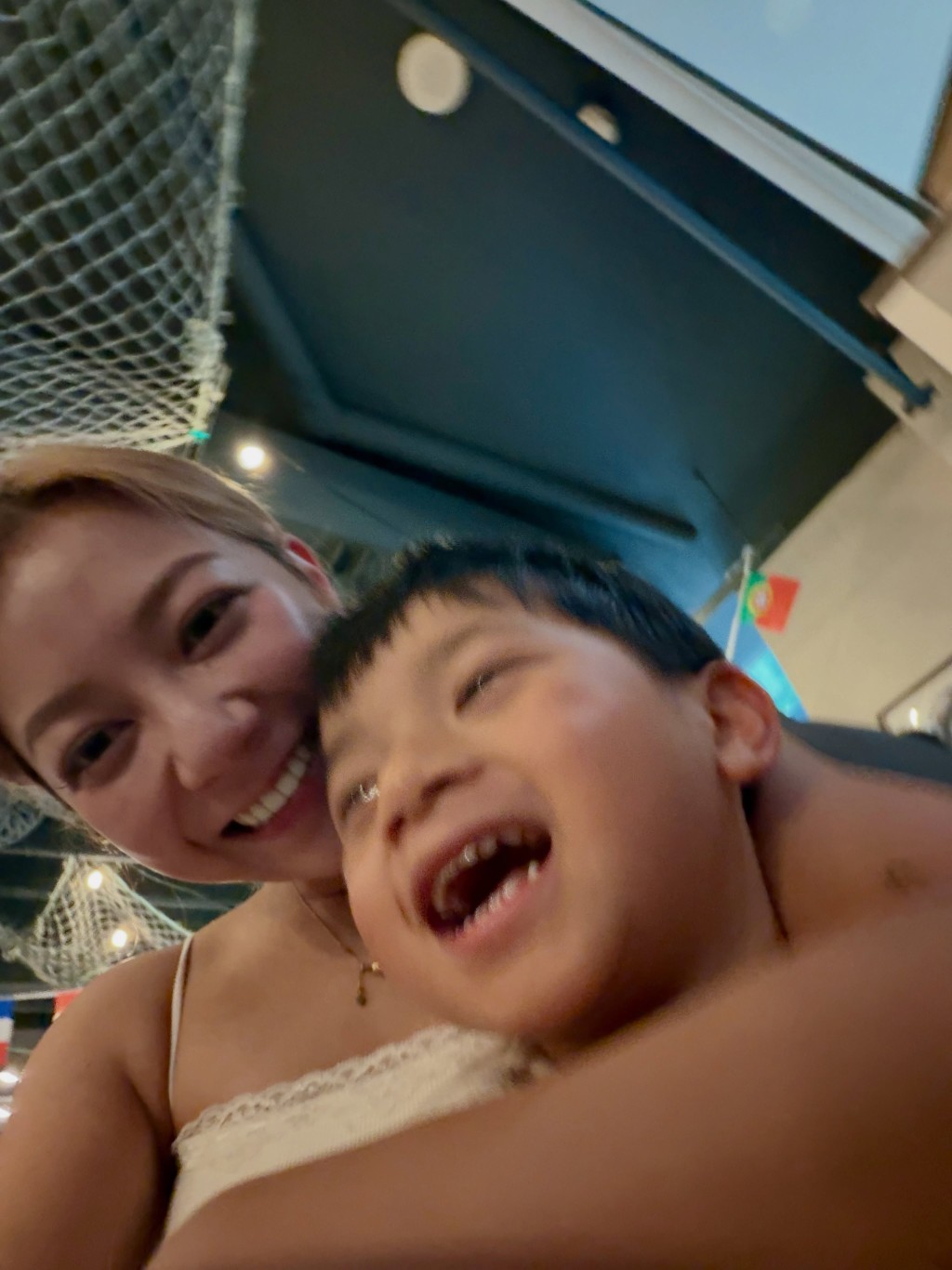 何雁詩與兒子溫馨擁抱貼面,兒子笑得十分開心。