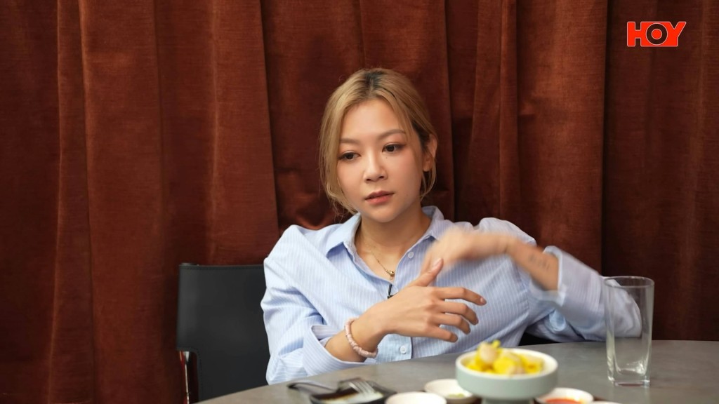 何雁詩神情認真。