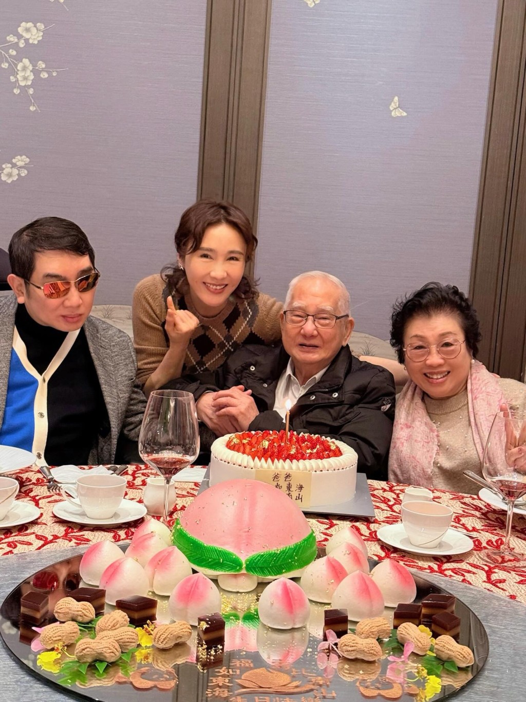 黎姿經常在Instagram分享她與父母及弟弟黎嬰的家庭合照。