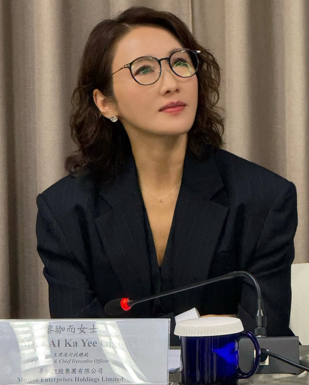 黎姿在社交平台發布多張照片,記錄她以集團主席兼行政總裁身份出席旗下上市公司股東週年大會。
