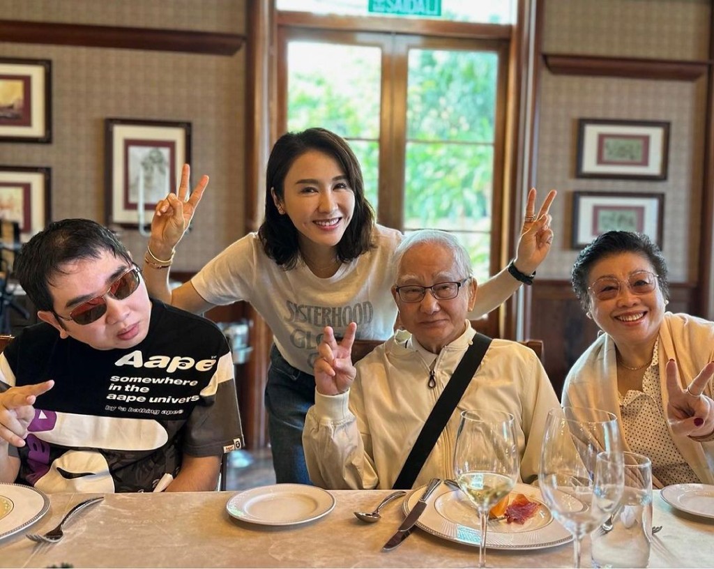 黎姿一家人品嚐了許多地道的澳門美食。