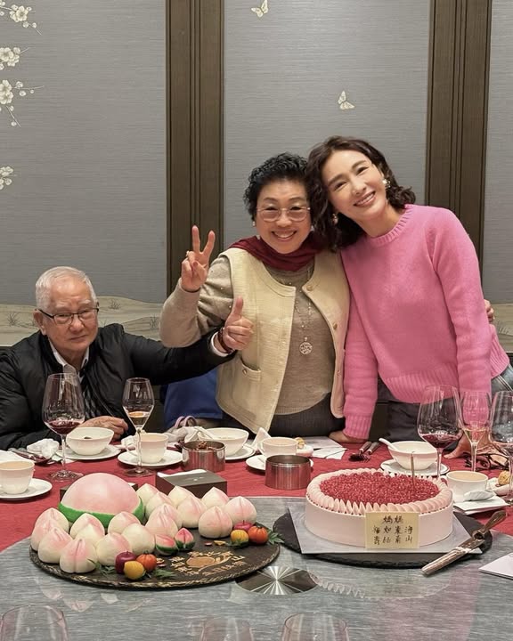 與父母合照時,黎媽媽開心得舉起V字手勢,黎爸爸則豎起大拇指點讚。