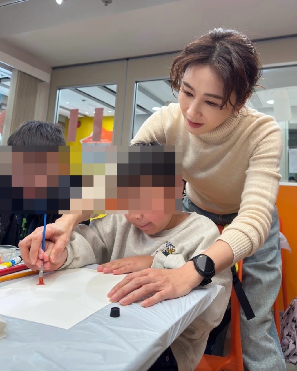 化著淡妝的黎姿紮起短馬尾,身穿米白色高領毛衣及淺藍色牛仔褲現身活動。