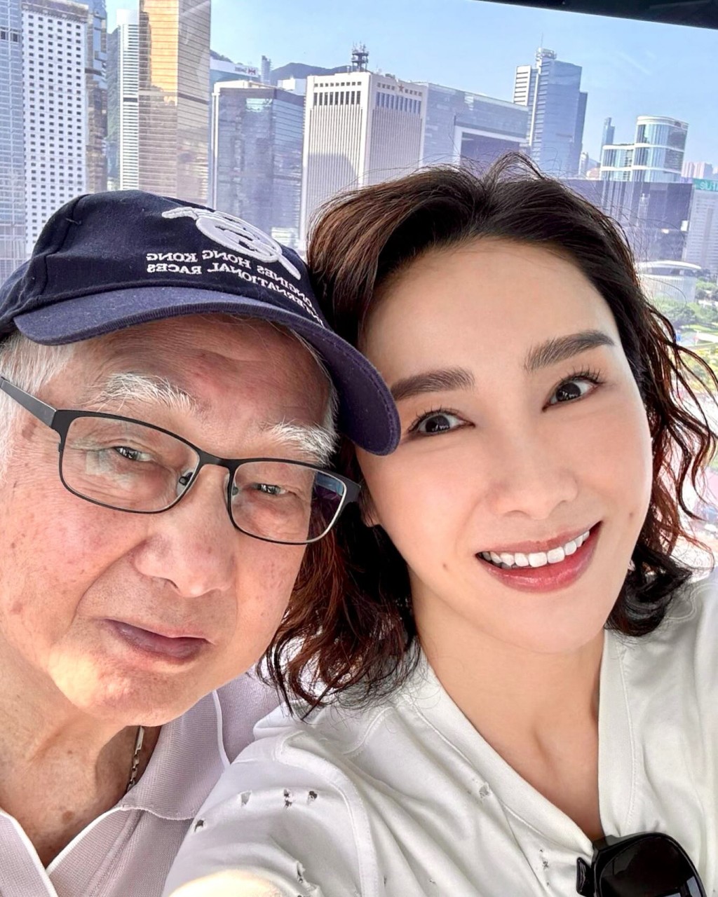黎姿與父親玩自拍,可見父女倆相當有默契。