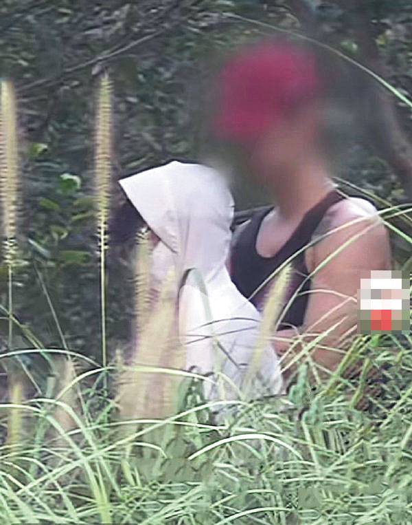 李小璐和Rapper趙濤一起逛公園。網上圖片