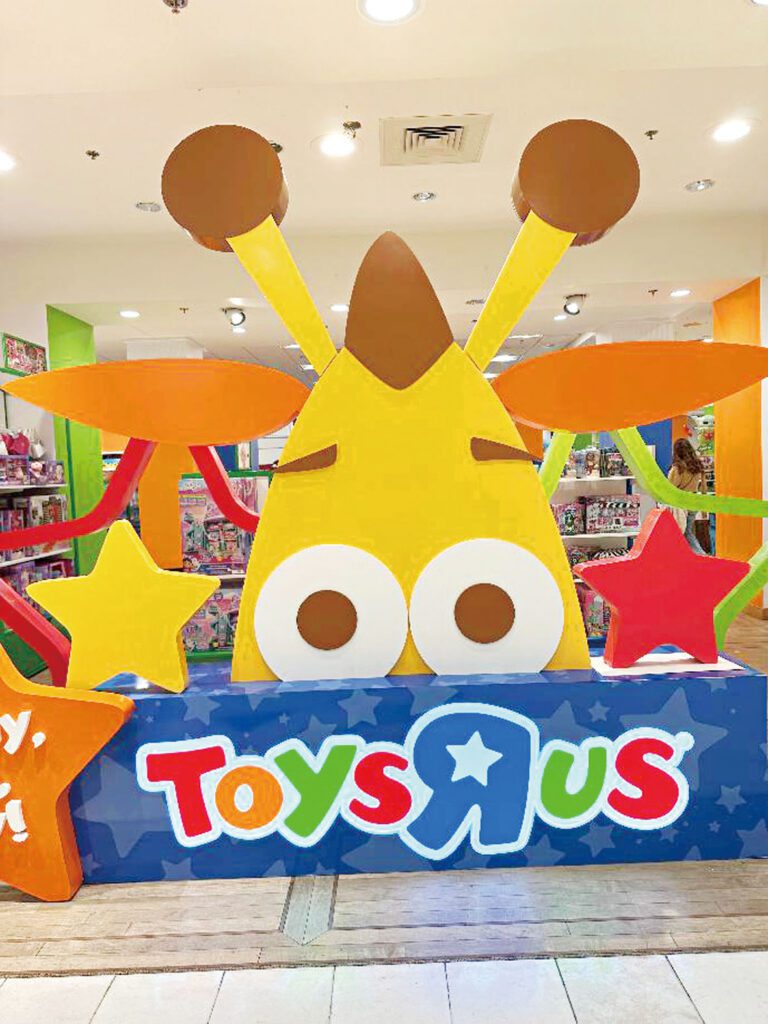 在芝市州街的梅西百貨旗艦店，Toys R US受到顧客的熱捧，因為小朋友們可以自由自在的用手觸摸玩具，這是網購玩具無法獲得的「快樂感」。梁敏育攝