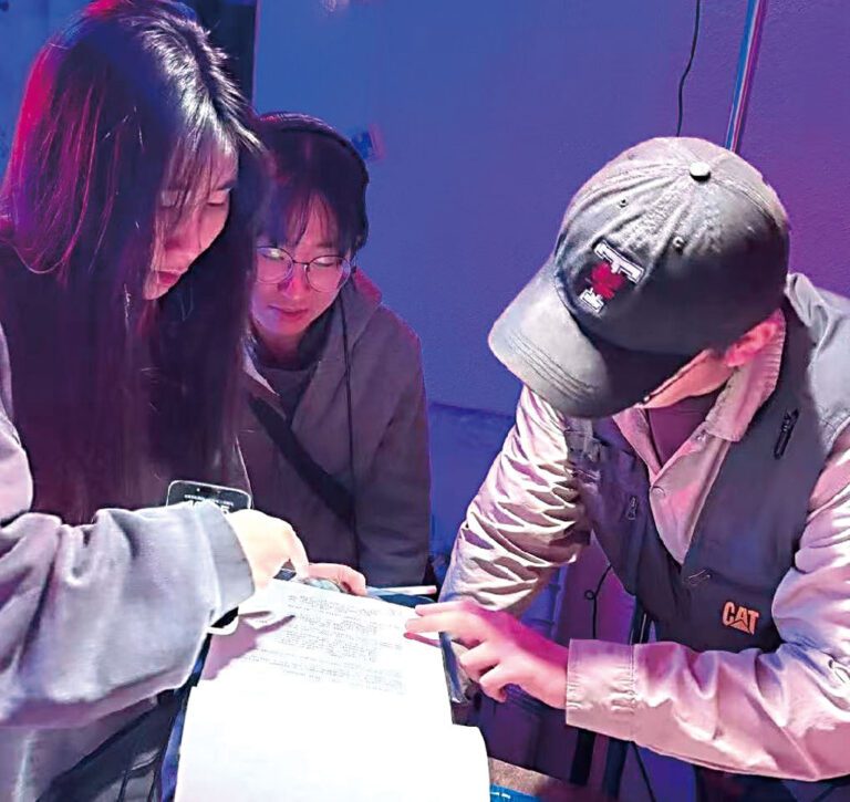 孟悅(左)擔任製片人的《迷霧谷：突圍》在北京開鏡。