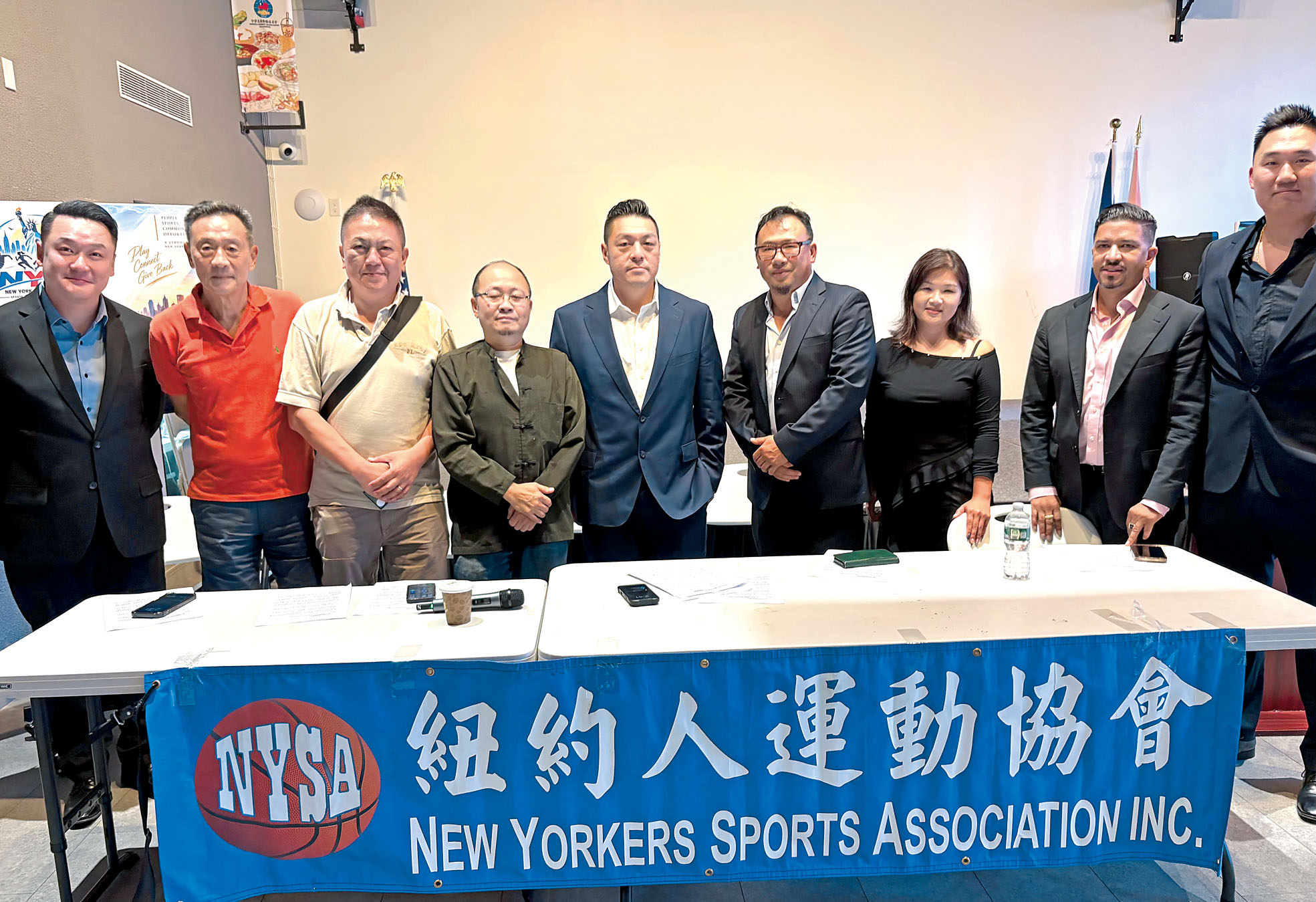 紐約人運動協會新舊會長交接，王政忠（左四）交棒黎原桂（右五）後全體委員合影。