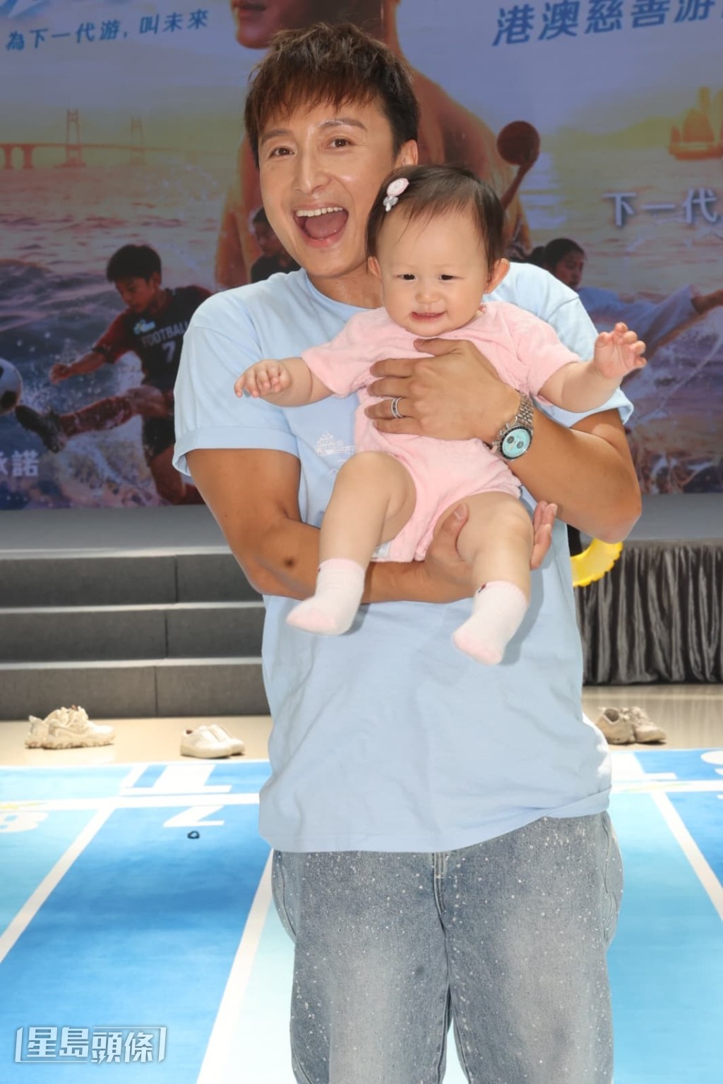 小方笑言自己從未買過衣服給女兒,希望她不會被家人縱壞。