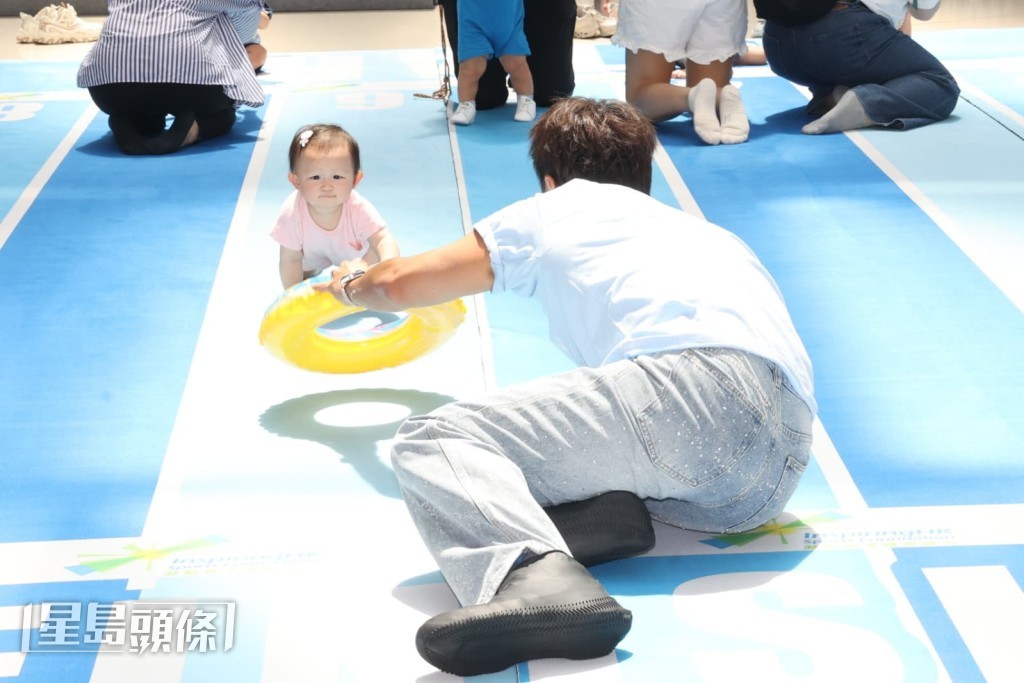 小方直言,引導女兒比賽比他自己游泳更疲累。
