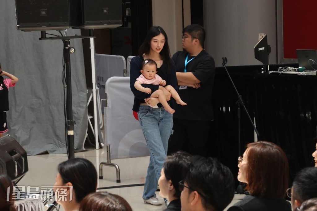太太葉萱與女兒一同出席誓師活動。